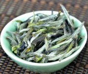 白茶一畝地能產多少斤？
